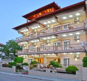 un gran edificio de apartamentos con balcones en una calle en Εlvina apartments, en Leptokarya