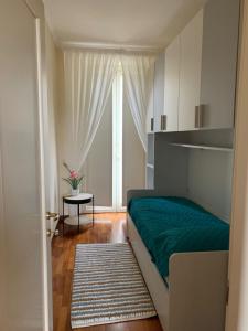 a bedroom with a green bed and a window at Sotto le stelle di Capua in Capua