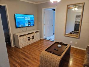 ein Wohnzimmer mit einem Flachbild-TV und einem Sofa in der Unterkunft Cozy 2 bedroom West Fargo home with 2 car garage in West Fargo