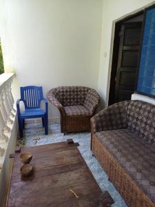 sala de estar con sofá, silla y mesa en Moha Airbnb Diani en Ukunda