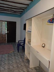 Habitación con litera y silla en Moha Airbnb Diani en Ukunda