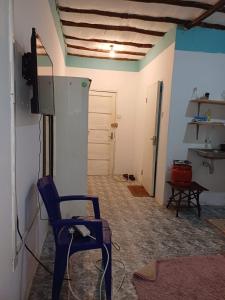 Habitación con silla azul y puerta en Moha Airbnb Diani en Ukunda