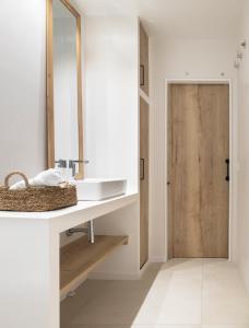 ein Badezimmer mit Waschbecken und Spiegel in der Unterkunft Nuevo apartamento planta baja in Bellreguart + 36 Fotos