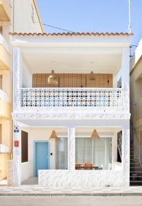 ein weißes Gebäude mit einem Balkon an der Seite in der Unterkunft Nuevo apartamento planta baja in Bellreguart