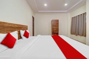 En eller flere senge i et værelse på OYO Flagship 81135 Hotel R Square Inn