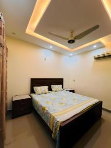 Capital Lodges في Gujrānwāla: غرفة نوم مع سرير بسقف