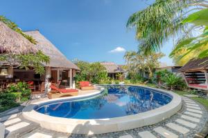 una imagen de una piscina en una villa en Bali Akasa Villa en Seminyak