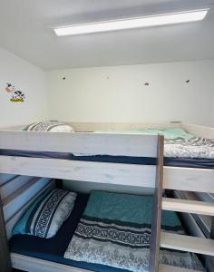 - 2 lits superposés dans un dortoir avec plafond dans l'établissement Schmid's Ponyhöfle, à Friedrichshafen