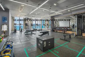 - une salle de sport avec un groupe de bancs et de machines dans l'établissement SeaBreeze Panorama Grand Residences, à Nha Trang