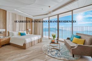 um quarto de hotel com uma cama e um sofá em SeaBreeze Panorama Grand Residences em Nha Trang