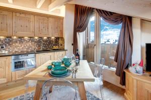 una cucina con tavolo e stoviglie di Chalet Meridiana a Bormio