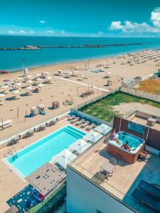 You & Me Beach Hotel veya yakınında bir havuz manzarası