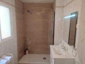 A bathroom at APT ALCAZABA by Malaga Picasso Rentals Selection Még 15 kép