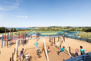 un grupo de niños jugando en un parque infantil en 31 Beachlands en Cowes