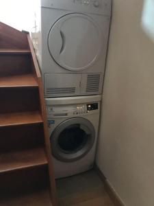a washing machine and a washer and dryer in a room at 3 chambres/ bail mobilité possible in Vitry-sur-Seine