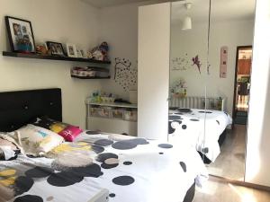 a bedroom with two beds with black and white sheets at 3 chambres/ bail mobilité possible in Vitry-sur-Seine