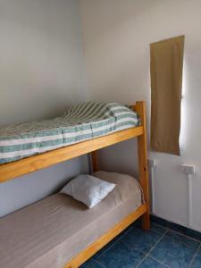 - 2 lits superposés dans une petite chambre avec un oreiller dans l'établissement La Peninsula, à Neuquén
