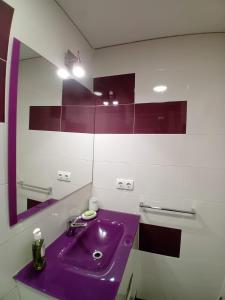 baño con lavabo púrpura y espejo en Casa TARA en Santa Pola