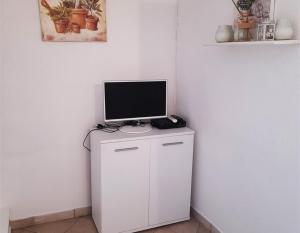 TV a/nebo společenská místnost v ubytování Appartamenti Seccheto