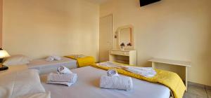 Postel nebo postele na pokoji v ubytování Chariclia Hotel