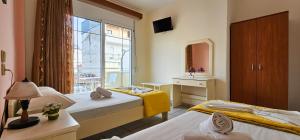 Postel nebo postele na pokoji v ubytování Chariclia Hotel