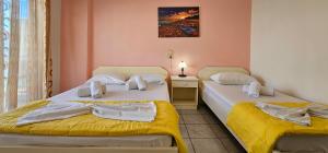 Postel nebo postele na pokoji v ubytování Chariclia Hotel