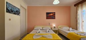 Postel nebo postele na pokoji v ubytování Chariclia Hotel