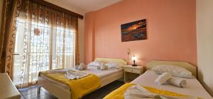 Postel nebo postele na pokoji v ubytování Chariclia Hotel