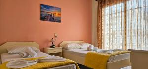 Postel nebo postele na pokoji v ubytování Chariclia Hotel