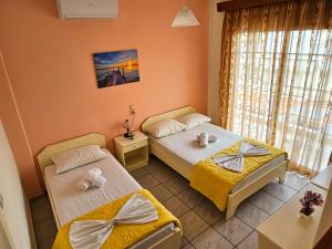 Postel nebo postele na pokoji v ubytování Chariclia Hotel