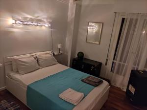 una camera con un letto e una coperta blu di Selini's apartment ad Atene