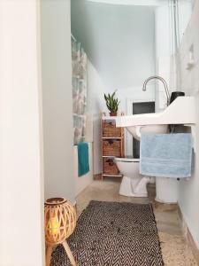 bagno con lavandino e servizi igienici di Selini's apartment ad Atene