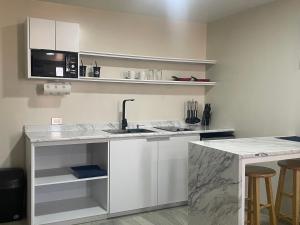 Kuchyň nebo kuchyňský kout v ubytování Apartamentos AEROPUERTO