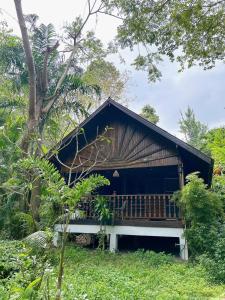 a house with a balcony in a forest at Chaweang cozy house 1 km.Lotus in Ban Ko Khwan