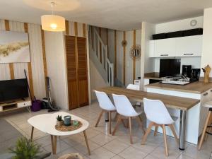 uma cozinha e sala de estar com mesa e cadeiras em RÉF 383 - LORIENT Appartement duplex type 3 avec 2 parkings em Lorient