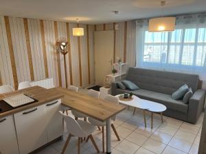 uma sala de estar com um sofá e uma mesa em RÉF 383 - LORIENT Appartement duplex type 3 avec 2 parkings em Lorient