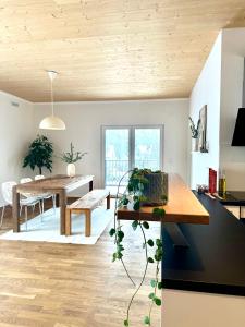 een woonkamer met een tafel en een eetkamer bij Modern & Stylisch Penthouse - 112m2 - München&Airport in Freising