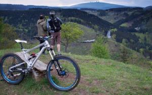 duas pessoas ao lado de uma bicicleta numa colina em Ferienwohnung-am-Wurmberg-5 em Braunlage