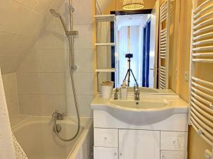 uma casa de banho com um lavatório, um chuveiro e uma banheira em RÉF 383 - LORIENT Appartement duplex type 3 avec 2 parkings em Lorient