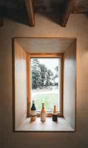una finestra con quattro vasi seduti su uno scaffale di Le Petit Phare Gîtes du Littoral a Tardinghen