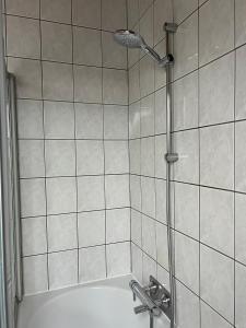 Das Bad ist mit einer Dusche und einer Badewanne ausgestattet. in der Unterkunft Duplex Duinenhof in Bredene