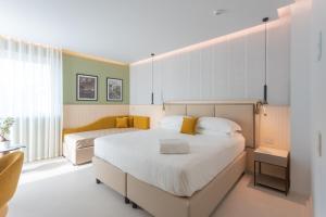 Posteľ alebo postele v izbe v ubytovaní Ambasciatori Suite Hotel