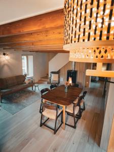 Le Petit Phare Gîtes du Littoral في Tardinghen: غرفة معيشة مع طاولة وكراسي خشبية