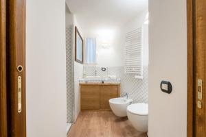a bathroom with a toilet and a sink at Atelier dello Statuto, a few steps from Colosseo in Rome