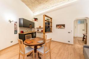 a kitchen and dining room with a table and chairs at Atelier dello Statuto, a few steps from Colosseo in Rome