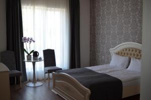 1 dormitorio con cama y ventana en Floros simfonija Jūros en Šventoji