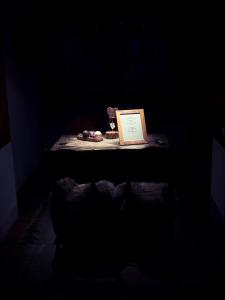 ein Tisch in einem dunklen Raum mit einem Laptop darauf in der Unterkunft Boutique Hotel La Cabane in Bettmeralp