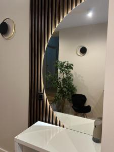 Habitación con espejo y silla en Willa Jelitkowska, en Gdansk
