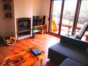 sala de estar con sofá y chimenea en Alojamiento Rural Los Gancheros, en Tragacete