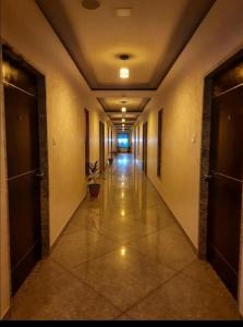 pusty korytarz w budynku z rośliną w obiekcie Hotel Nilkanth Rooms & Restaurant , Halol w mieście Hālol